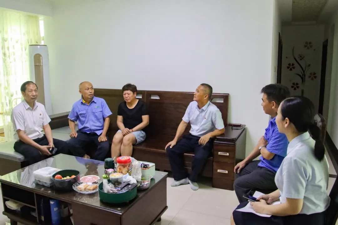 乐鱼网站党委开展“七一”走访慰问活动2.jpg