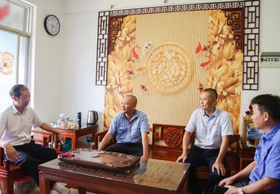 乐鱼网站党委开展“七一”走访慰问活动3.jpg