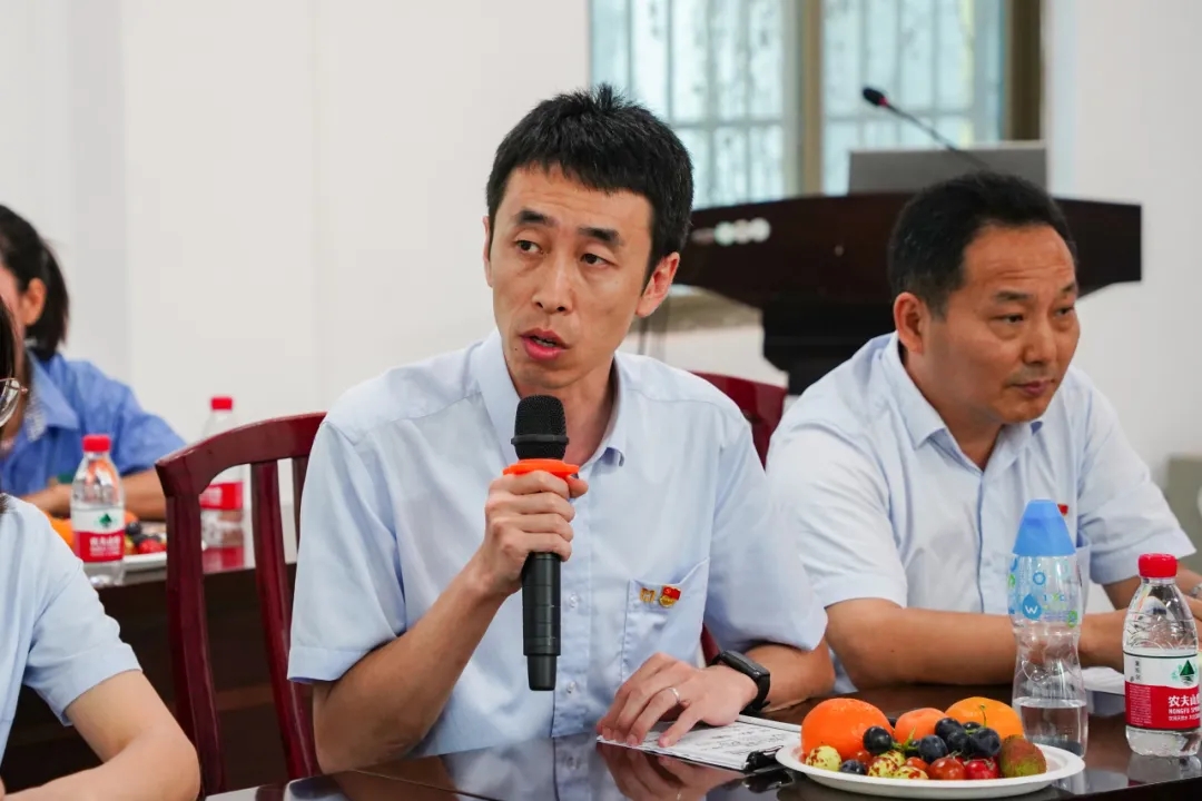 乐鱼网站召开“七一”座谈会4.jpg