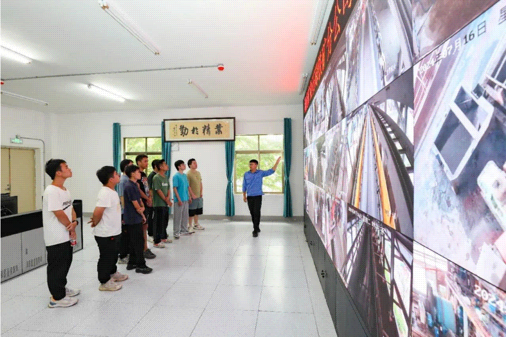 9名青年员工入职乐鱼网站石碌铁矿分公司2_副本.gif