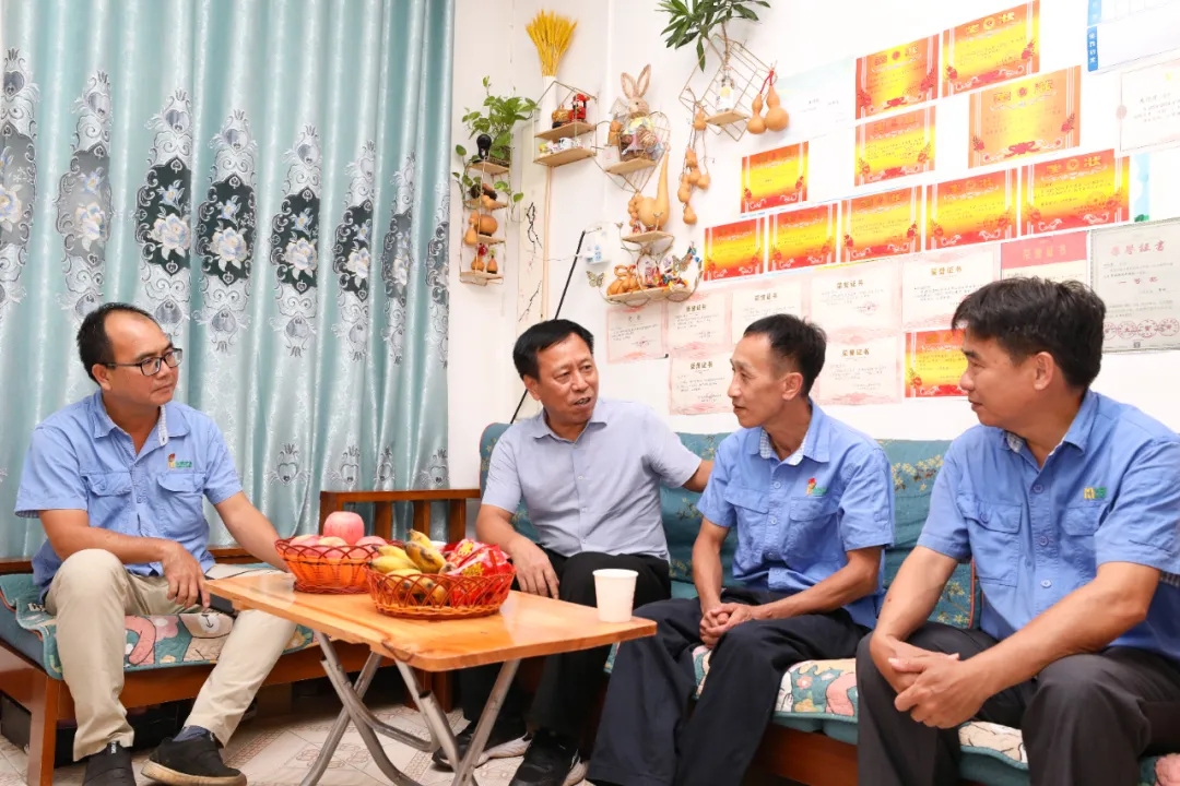 海南省总工会到leyu.乐鱼(集团)数码股份有限公司官网
走访慰问全国劳模朱平