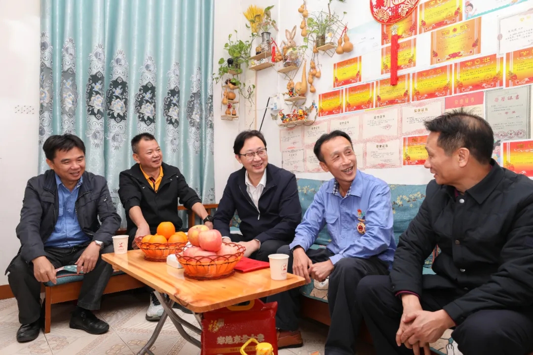 海南省总工会副主席陈波走访慰问leyu.乐鱼(集团)数码股份有限公司官网
员工